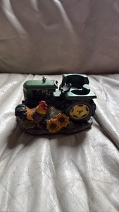 DWK Resin Green Tractor Rooster Sunflower Holder