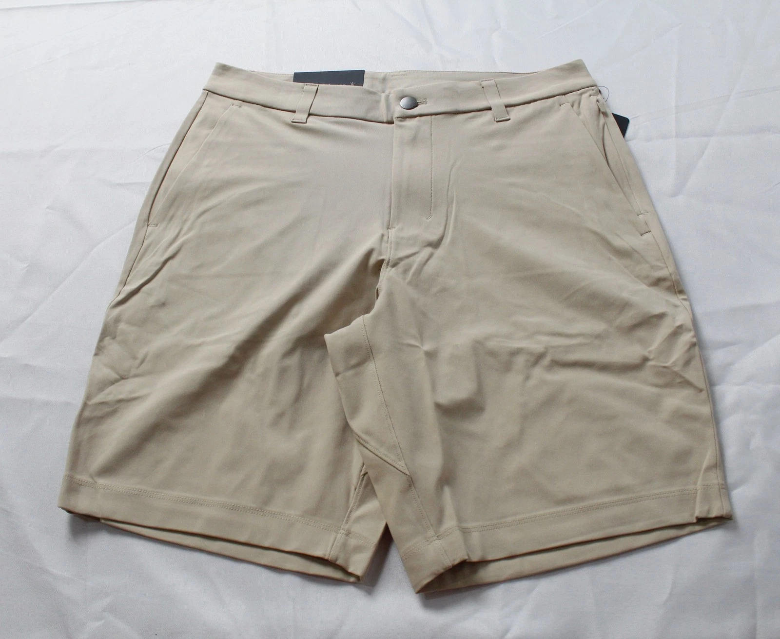 Lululemon Men's Commission Classic-Fit 9" Quick Dry Shorts AP2 Trench Size: 31
Opens in a new window