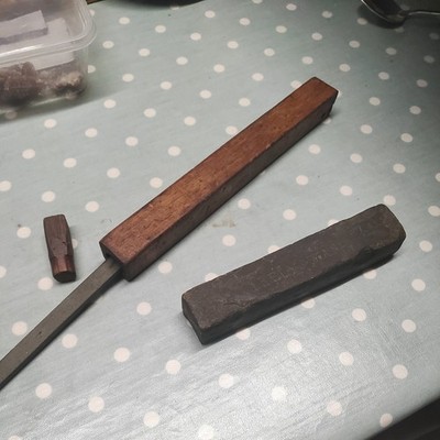 Vintage Carborundum im Etui und Arkansas Schleifstein Wetzstein. Beide benannt
