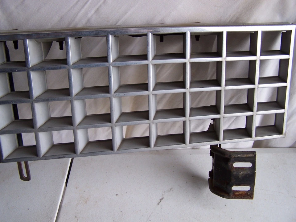 ORIGEM 75 76 GM CADILLAC DeVILLE CONJUNTO DE GRADE FRONTAL SUPERIOR COM SUPORTES BOM - Imagem 2 de 3