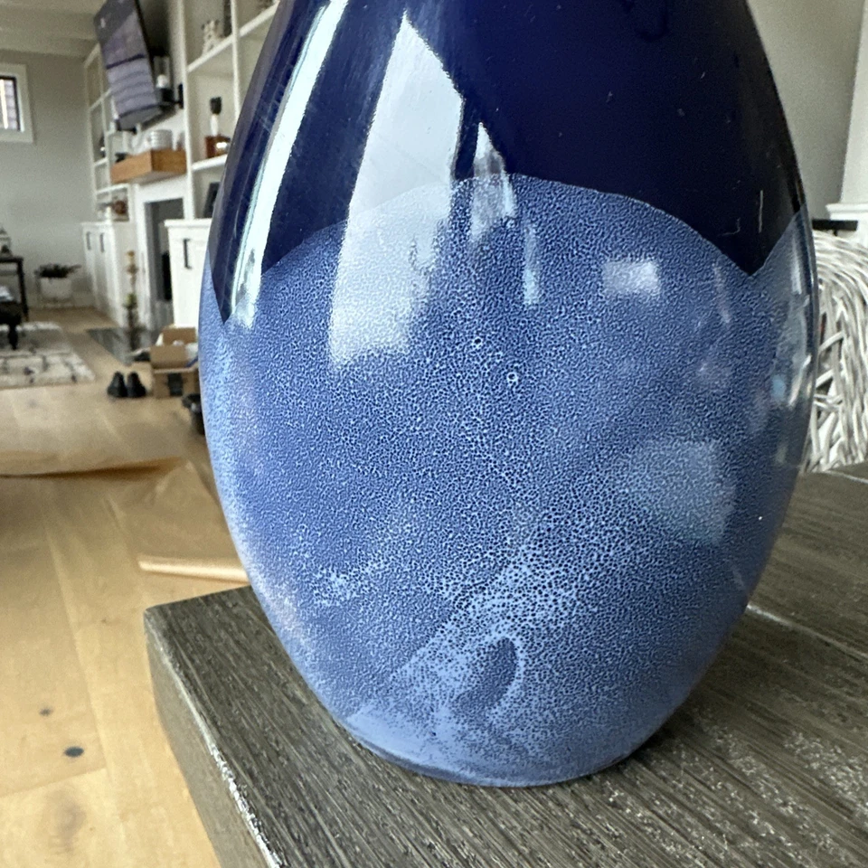 Vaso Nila Crate and Barrel grande azul feito em Portugal 12 1/2” de altura - Imagem 2 de 4