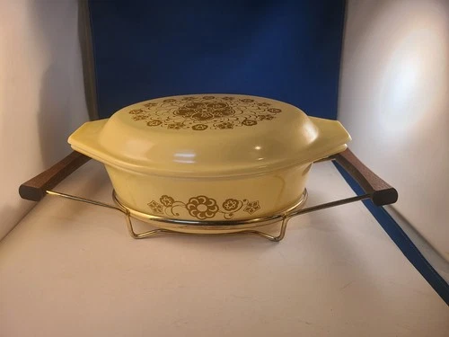VINTAGE PYREX KIM CHEE OVAL 1.5 QT. CASSEROLE DISH W/LID AND STAND