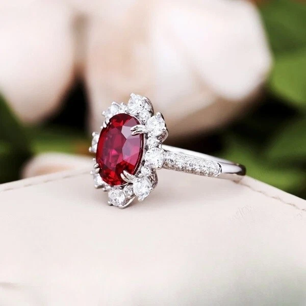 Alianza de diamantes rubí natural en oro blanco de 14 k talla ovalada de 4,00 quilates Foto 3 de 4