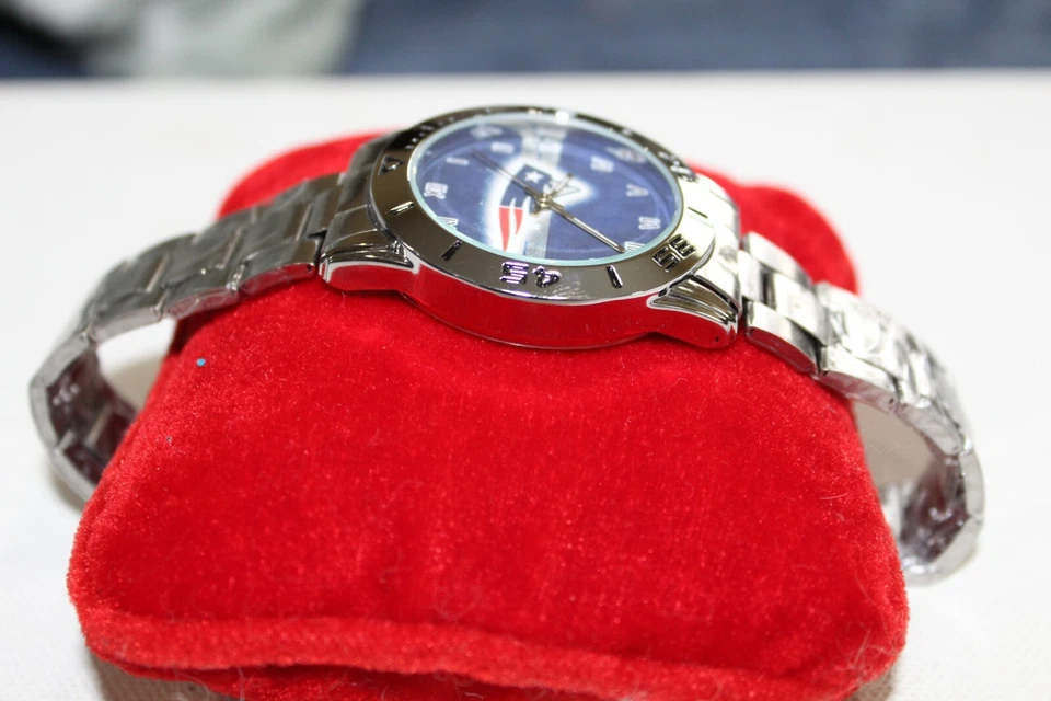 Reloj Hombre New England Patriots Nuevo Sin Etiquetas Batería Nueva Envío Gratis Banda Plateada Foto 3 de 4