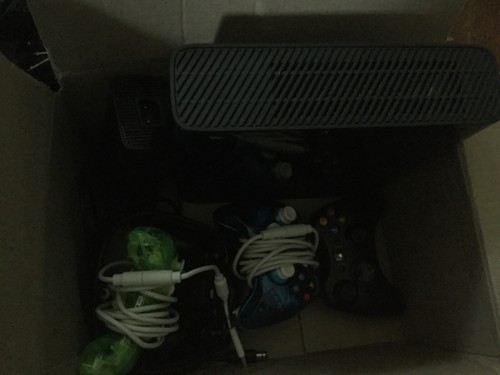 Microsoft Xbox 360 E 4GB Modello (1538) Console Bundle 12 giochi 4 controller altro