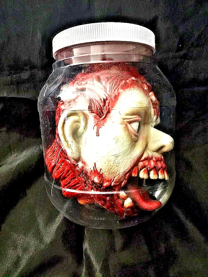 Spirit Halloween Cabeza encogida en un tarro Decoración utilería Foto 2 de 4