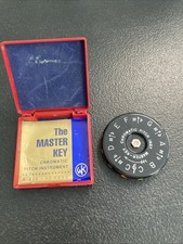 Vintage Chromatic Pitch Pipe Instrument The Master Key WM Kratt Co A-440 13 Keys