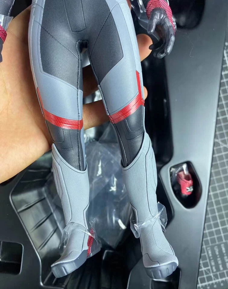 Hottoys 1/6 Iron Man Tony Stark Body Hand Shape Light on Model Action Figure - Image 2 of 4