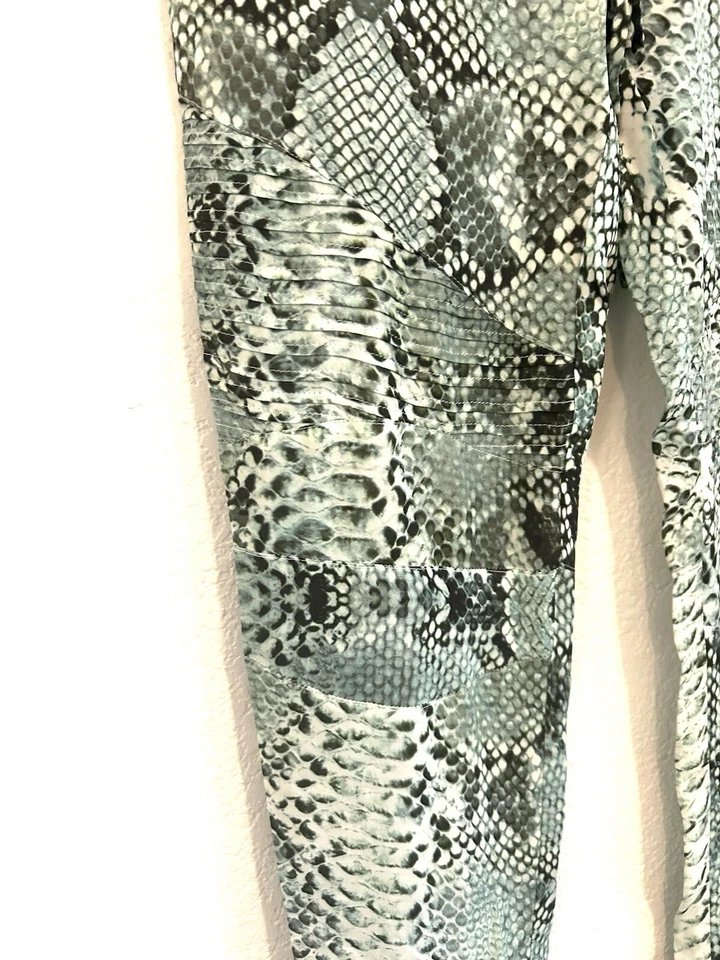 Pierre Balmain 100% Silk Green Snake Skin pant size 36 - Image 2 of 4