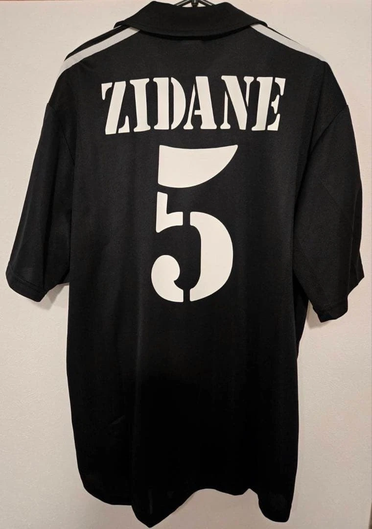 Maglia replica firmata di Zinedine Zidane per il Real Madrid 2002/03