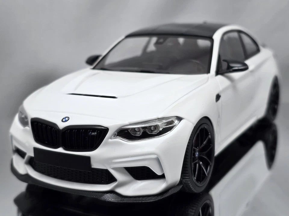 Minichamps BMW M2 CS Coupe (F87) 2020 White With Black Rims 1:18 - Image 4 of 4