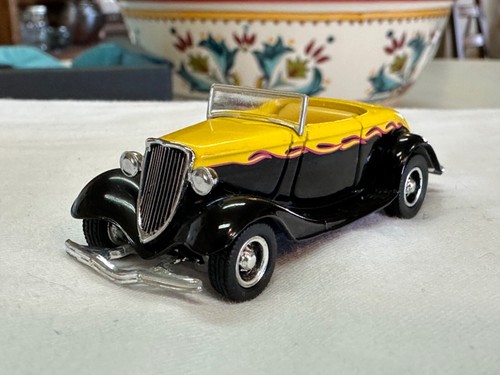 HOT WHEELS 1:64, 100% HOT WHEELS, 34' FORD CABRIO, SCHWARZ/GELB MIT GRAFIK