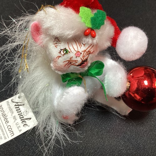 AnnaLee 2012 Gato Blanco con Bola Roja Adorno de Navidad, Acogedor Gatito - Imagen 3 de 6
