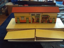 HORNBY O GAUGE NO.3 RAILWAY STATION & RAMPS TINPLATE LITHO