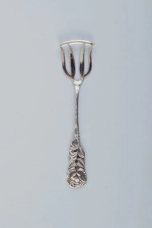 Una collezione di 6 pezzi di vari argento e argento placcato. - Immagine 2 di 4