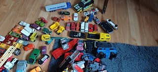 Konvolut verschiedener Spielzeugautos stark gebraucht