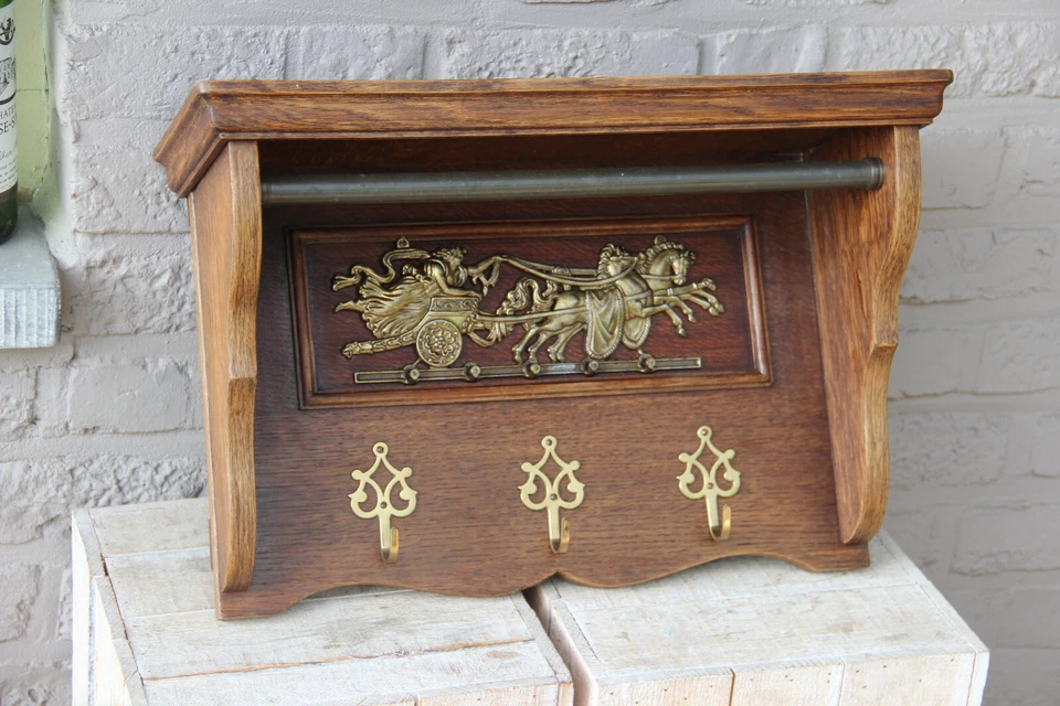 Perchero francés vintage 1960 madera de roble tallada placa de cobre carro de caballos Foto 2 de 4