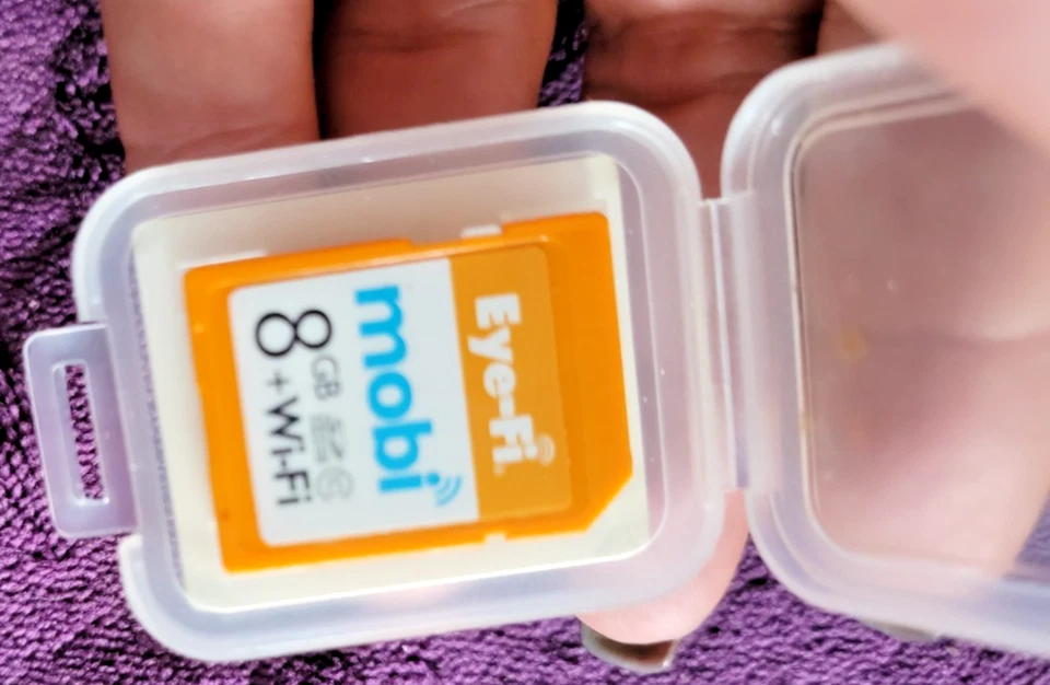 Eye-Fi Mobi 8GB SD Card + WiFi Wireless Photo Transfer w Activation Code & Case - Image 2 of 3