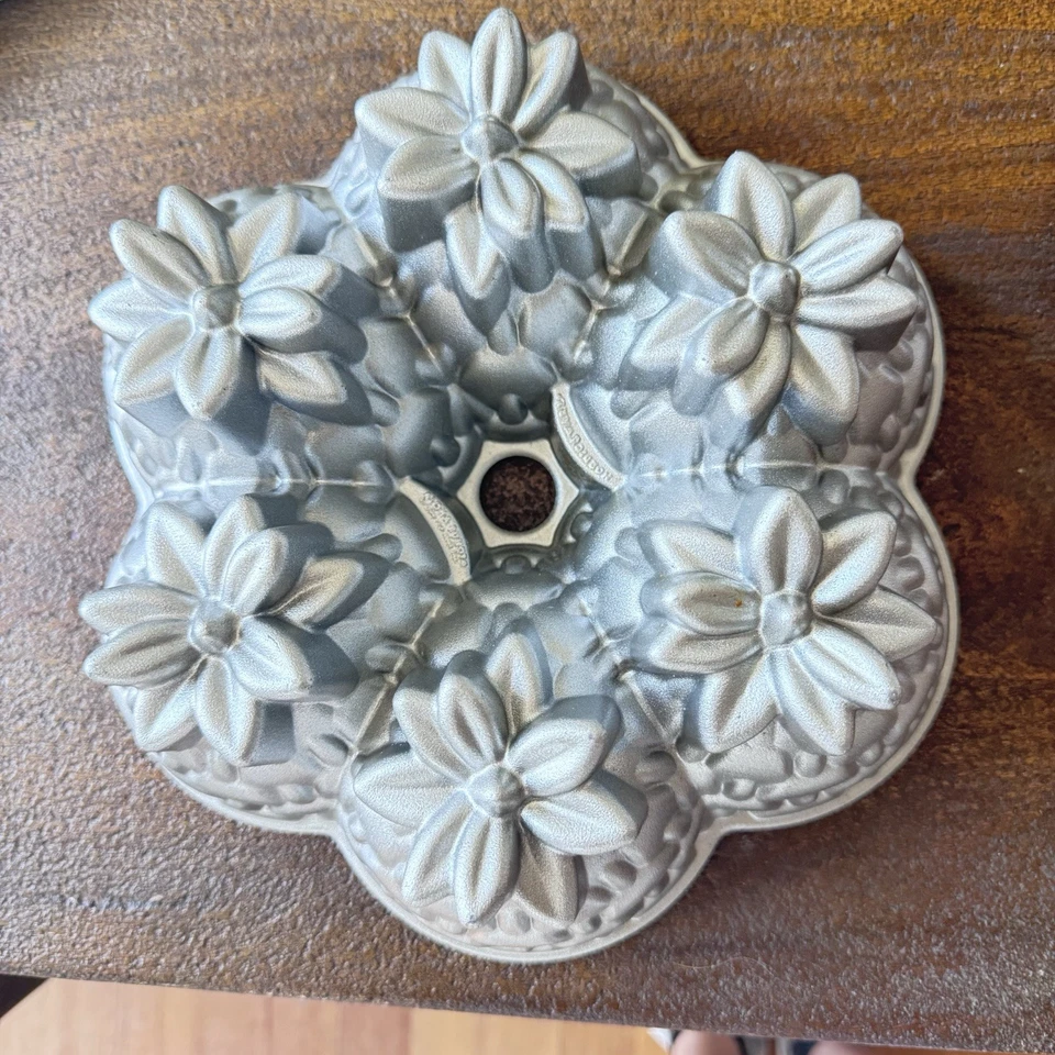 ALOHA NORDIC WARE Aloha Bundt Pineapple Cake Pan  Cast Aluminum 10 Cup - Image 3 of 4