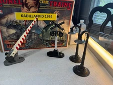 🚂 LIONEL CROSSING GATE 252; FLASHING SIGNAL CROSSING; 2 MARX METAL LAMPS⚡ L1387