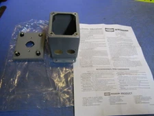1 Hubbell Wiegmann PBGX1 Series Pushbutton Enclosure 1 Hole Top, 2 Holes on end