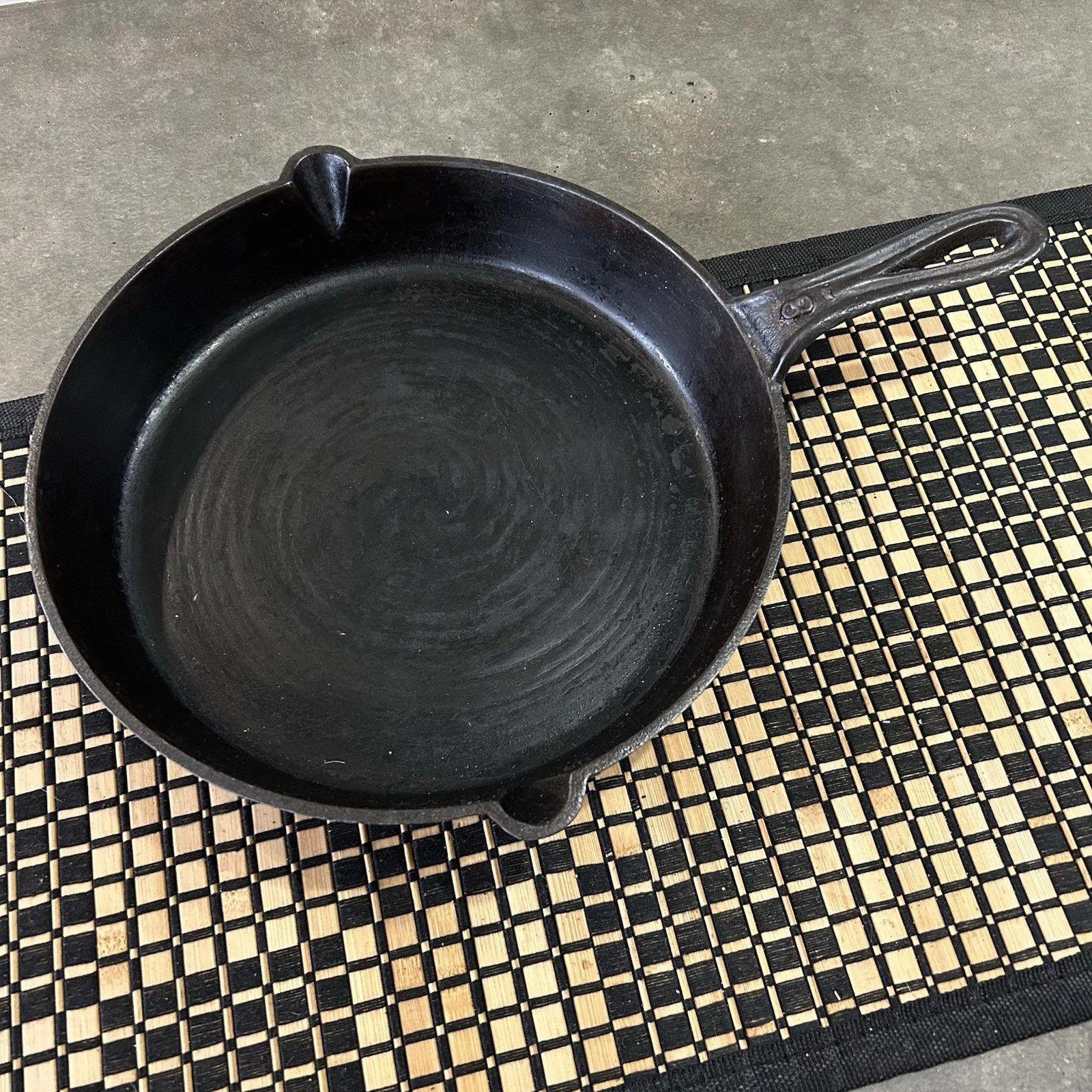 Vintage Unmarked Raised 8 Cast Iron Skillet Bottom Gate Make Heat Ring Excellent
Opens in a new wind