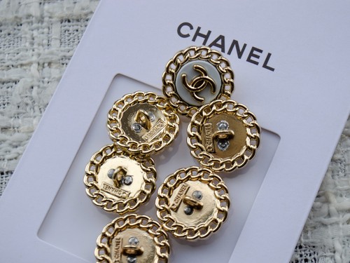 Set of 6 of vintage Chanel buttons. White with Gold Logo 0.8 in/ 20 mm - Picture 7 of 8