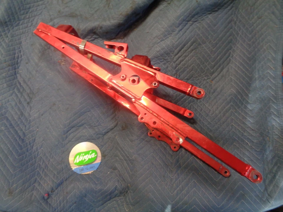 Kawasaki Ninja ZX9R 1994 subchasis trasero personalizado rojo anodizado Foto 4 de 4