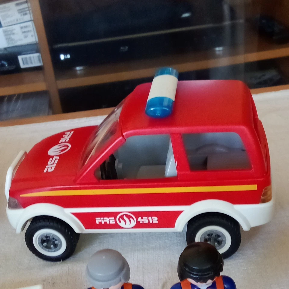 LOT PLAYMOBIL POLICE ET  POMPIERS ( 2 VÉHICULES + 31 PERSONNAGES+ DIVERS) . - Photo 4/4
