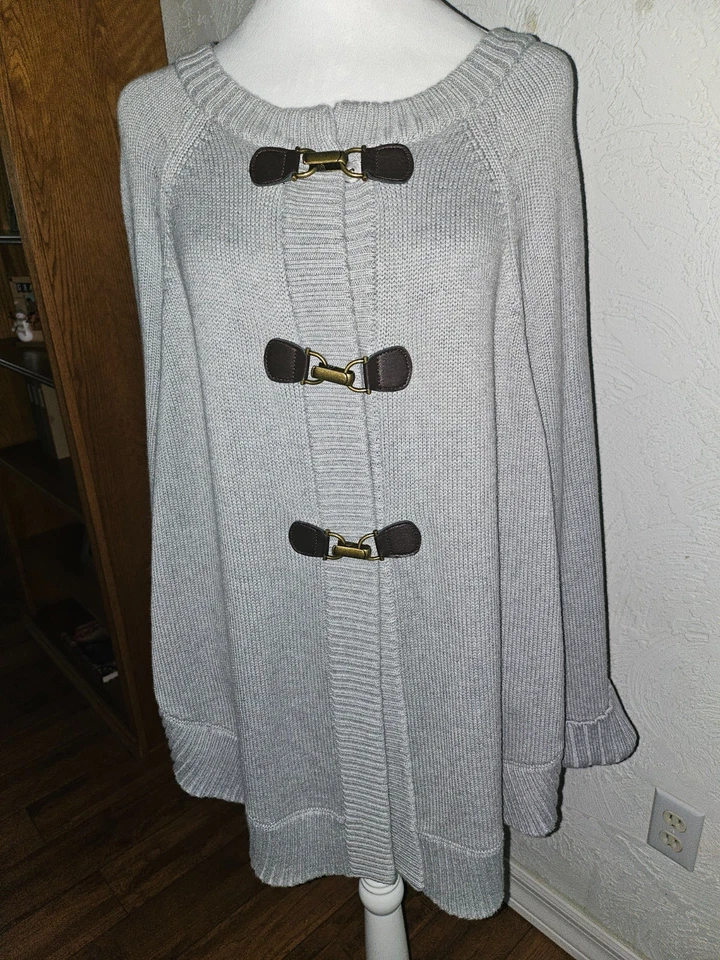 Suéter Banana Republic com fivela frontal cinza tamanho médio - Imagem 3 de 4