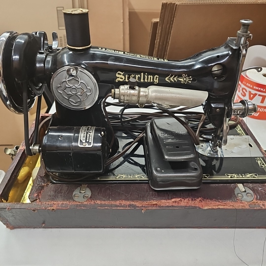 The Sterling Sewing Machine Co. Sterling De-Luxe Black In