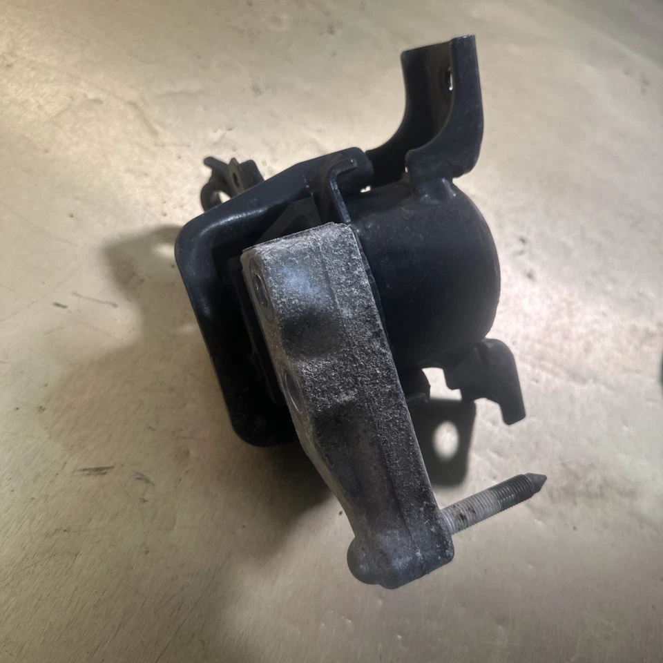 Оригинальное переднее крепление двигателя 2015 TOYOTA RAV4 - Изображение 3 из 4