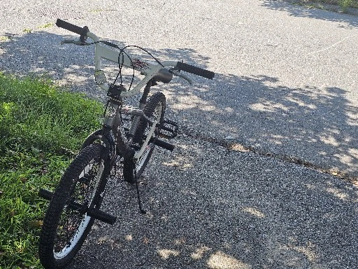 Bicicleta BMX Mongoose Brawler 20 pulgadas - Negra Foto 2 de 4