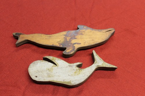 2 Wooden Folk Art Hand Carved Whales Dolphin ? Vintage Old Collectible - Picture 5 of 5