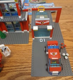 Lego City 7945 Fire Station 100% Complete w Minifigures + Instructions + BONUSES