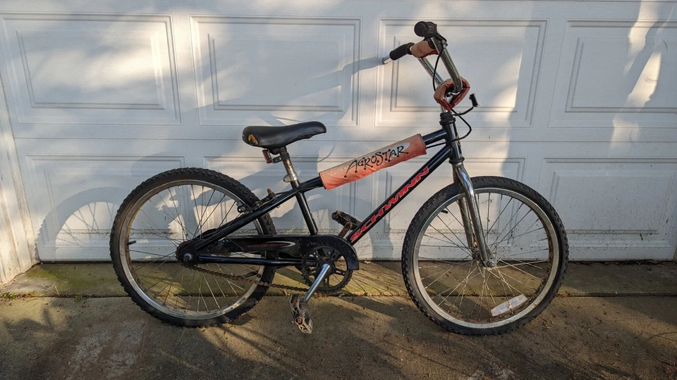 Bicicleta BMX Schwinn Aerostar Block Rocket de Colección en Negro y Rojo Años 90 Foto 3 de 4