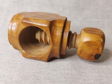 Alter quadratischer Nussknacker aus Holz, han...