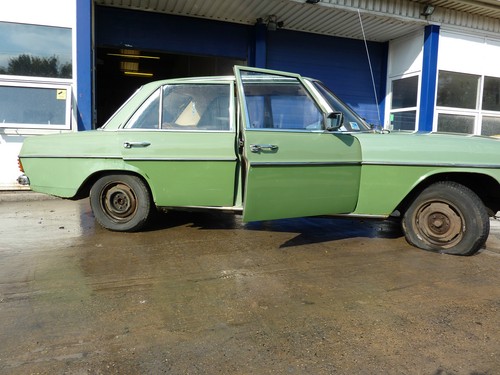 1975 MERCEDES 230/4 GREEN W114 AUTOMATIC - NO RESERVE - Picture 5 of 12