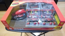 Burago 1/43 Ferrari Racing Formula One F1 Course Pit Crew Diecast Car Grand Prix