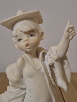Giuseppe Armani Florence Figur Abschluss Gelehrtenkind auf Holzsockel Italien
