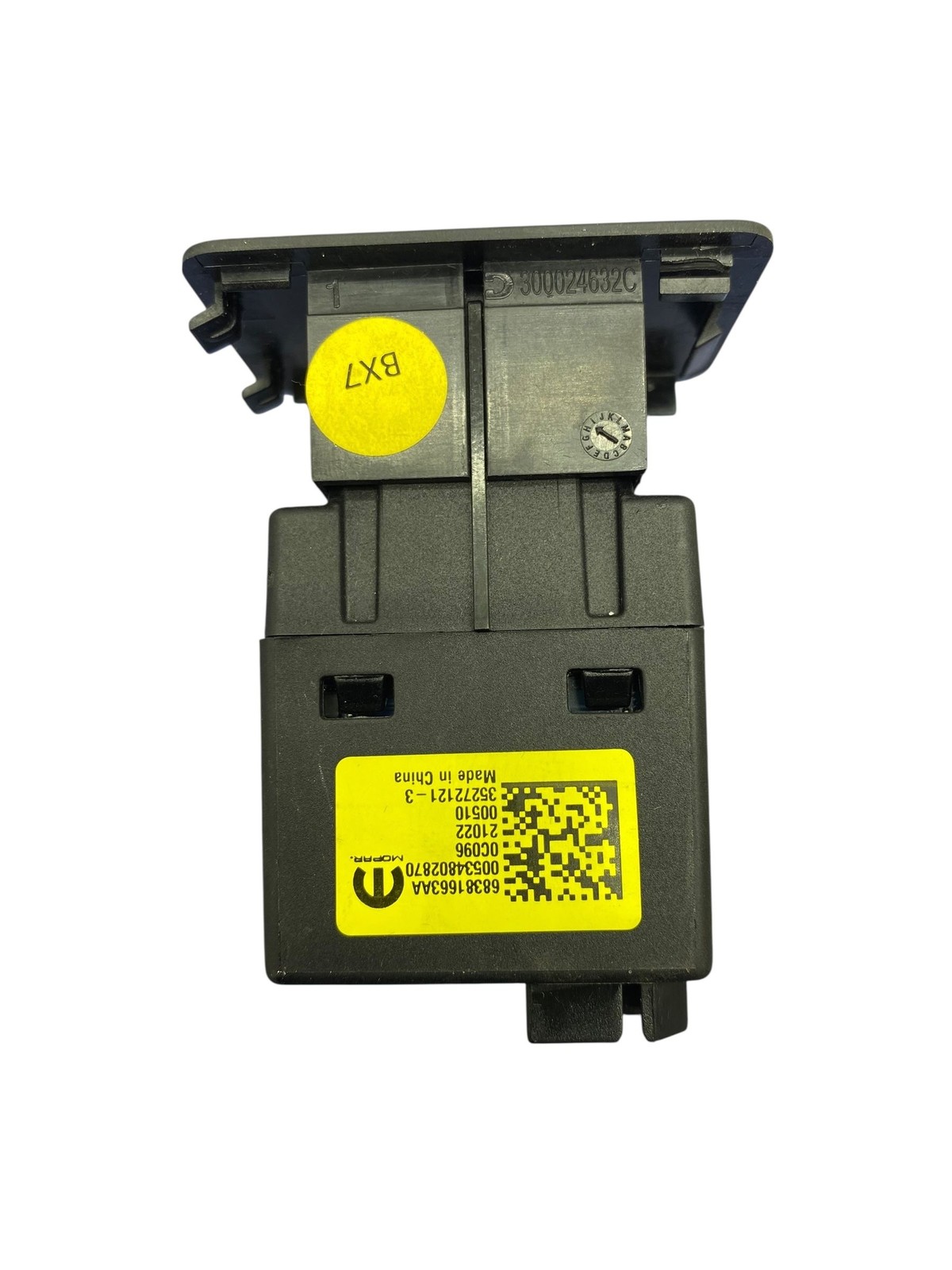 23 MASERATI GRECALE USB PORT MEDIA HUB 68381663AA