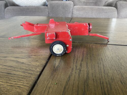 Vintage ERTL International Harvester Hay Baler 1/16 Scale Diecast - Picture 2 of 10