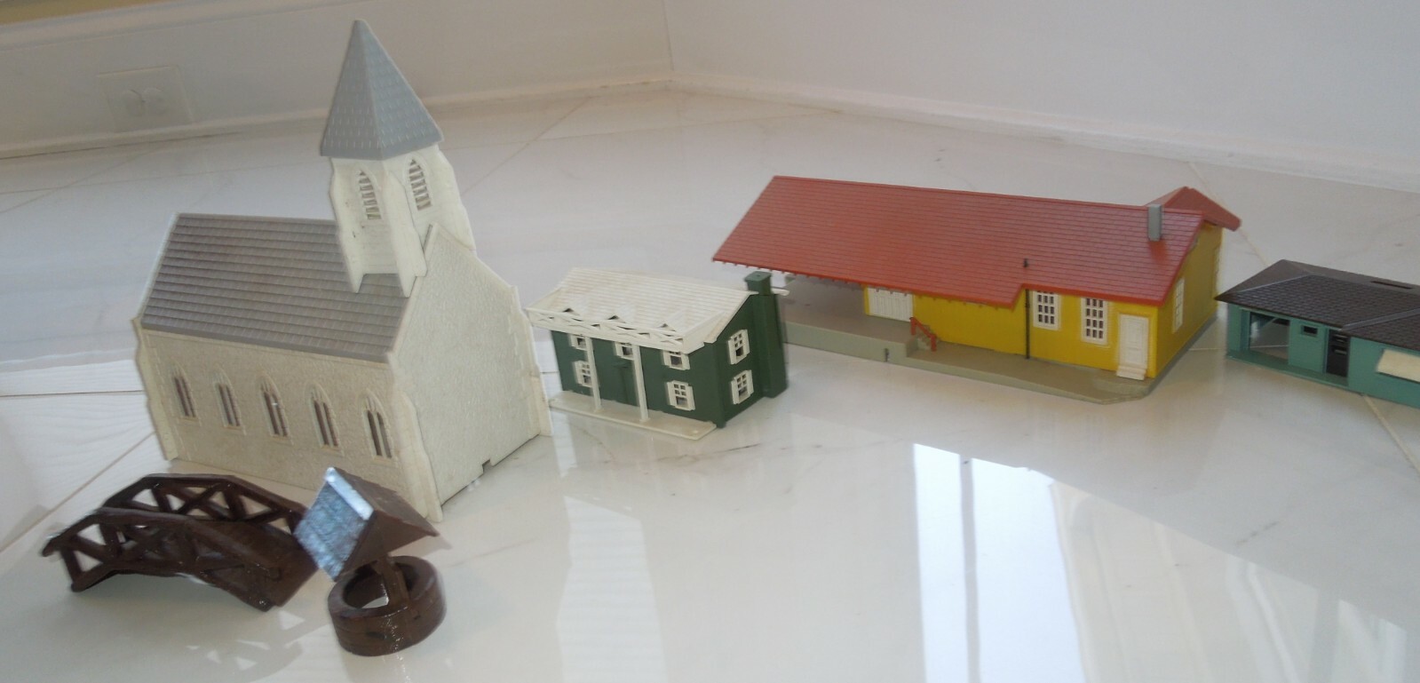 7 PCS VINTAGE HO SCALE TRAIN HOUSES BUILDING CHURCH TALKING STATION