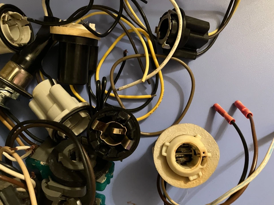 16 PCS ASSORTMENT LIGHT SOCKETS - Image 4 of 4