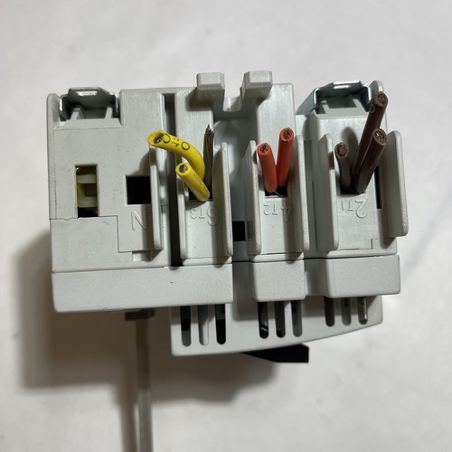 Schneider Electric Disconnect Switch Fusible Pole GS1DDU3 TeSys 600V With Fuses - Picture 3 of 4