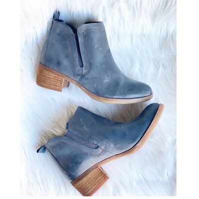 korks tea ankle bootie