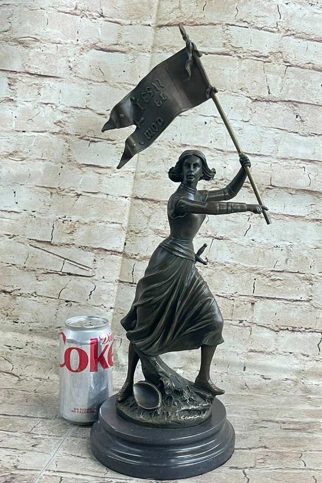 ROMANO CATÓLICO SAN JUAN DE ARC de pie con bandera escultura estatua figura de bronce Foto 2 de 4