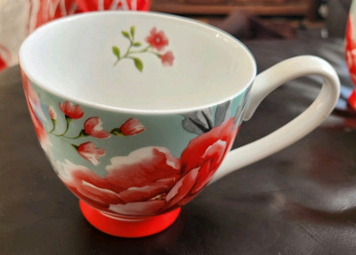 Dunnes Home große Blumen Tasse rot, blau mehrfarbig, selten