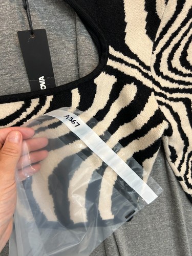 Moda Nova Olivia Suéter Recortado Para Mujer L Beige Negro Cebra Un Hombro - Imagen 8 de 8