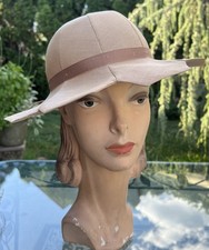 VINTAGE 1960's MADCAPS TAN STRAW HAT W/ SCALLOPED BRIM